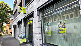 Blick auf das Schaufenster und den Eingang des HNV-Kundencenters in Heilbronn.