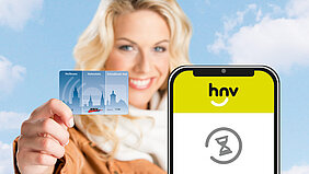 Eine junge Frau hält eine E-Ticket-Chipkarte in die Kamera, davor der Ausschnitt eines Smartphone-Displays auf dem die mein-hnv App lädt.