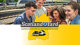 Vergnügte junge Menschen am Bahnhof schauen gemeinsam auf ein Smartphone, im Vordergrund das Logo der Scotland-Yard-Rallye.